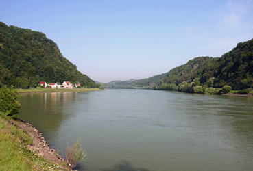 Der Donaudurchbruch bei Linz (Liner Pforte) mit den Urfahrwänd (rechts) und den Linzerwänd (links)