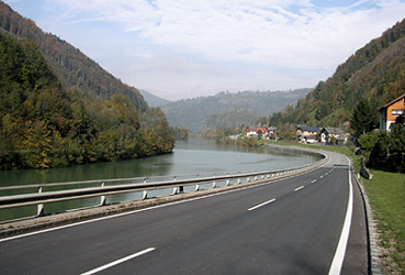 Ennsfluss mit angrenzender Straße , Flußaufwärts von Losenstein