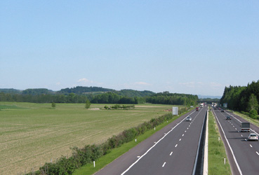 Autobahn A8 und intensiv genutzte Landwirtschaftsflächen bei Ort i. Ikr. 
