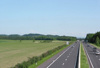 Autobahn A8 und intensiv genutzte Landwirtschaftsflächen bei Ort i. Ikr. 