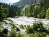 Der Straneggbach ein Zubringer der Alm in einem breiten Schotterbachbett 