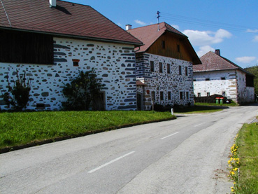 Restaurierte Vierseithöfe in Unterthiergrub südlich Ulrichsberg 