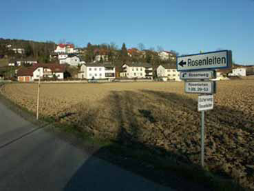 Bereits ältere Hangverbauungen auf der Rosenleiten bei Feldkirchen. Blick aus dem Eferdinger Becken zur Raumeinheit.