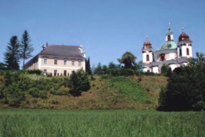 Dreifaltigkeitskirche von Stadl-Paura mit Halbtrockenrasenböschung 