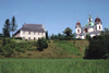 Dreifaltigkeitskirche von Stadl-Paura mit Halbtrockenrasenböschung 