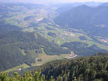 Blick vom Zwillingskogel ins Almtal in Richtung Scharnstein