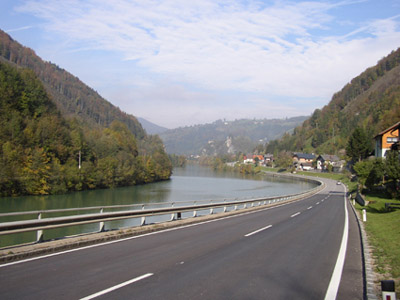 Ennsfluss mit angrenzender Straße , Flußaufwärts von Losenstein