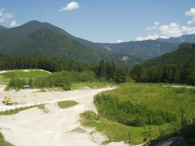 Eine zum Teil bereits rekultivierte Schottergrube im Weißenbachtal 