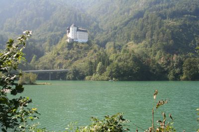 Stausee Klaus vom Ostufer aus mit Blick auf Schloß Klaus