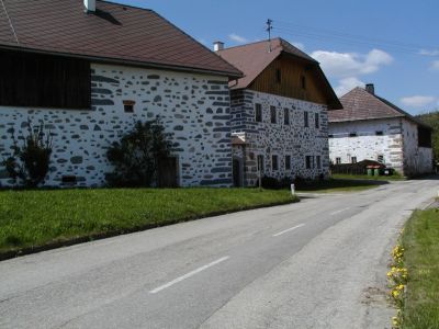 Restaurierte Vierseithöfe in Unterthiergrub südlich Ulrichsberg