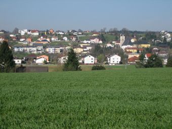 Zersiedelter Südhang von Kematen an der Krems mit Kirche