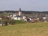 Blick auf Kirchham (Laudachtal verläuft unterhalb der Kirche)