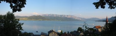 Der Ortskern von Attersee im Vordergrund mit Panoramablick auf die Flyschhügeln und das Höllengebirge