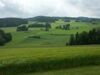 Blick auf eine kleine, strukturreiche Hochlagen-Offenlandschaft einer Waldhufenflur in Kirchberg bei Hirschbach mit zahlreichen Stufenrainen.