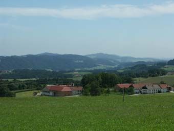 Blick von Oberzeiß - Gsteinet über die Feldaistsenke zu den Bergen der Nachbar-Raumeinheit ANK (hinten)