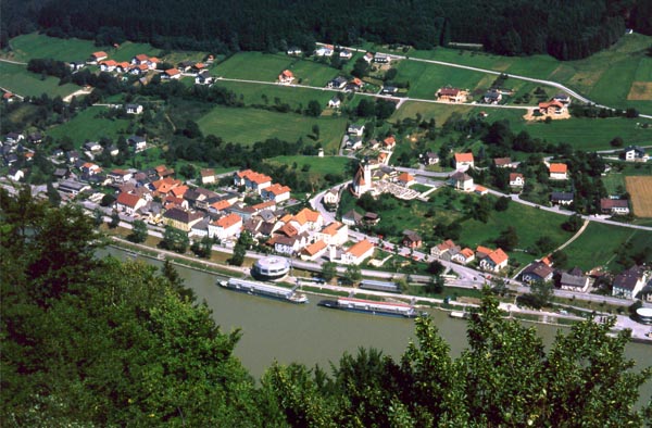 Die Ortschaft Engelhartszell vom Penzenstein aus