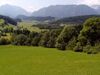 Blick von Dambach nach Süden ins Windischgarstner Becken. In der Bildmitte der Golfplatz um das Edlbacher Moor. Im Hintergrund der Hügelzug der Gleinkerau bis zum Wurberg