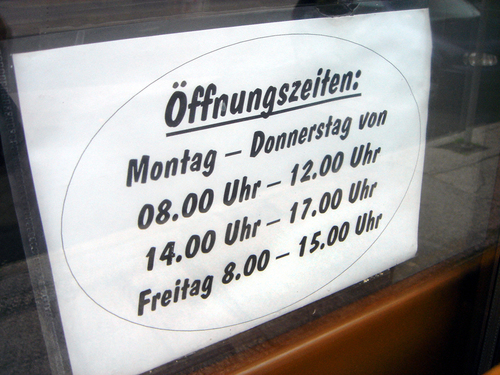 Schild mit Öffnungszeiten