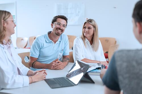 Mehrere Pflegekräfte in einer Besprechung