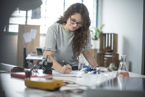 Junge Frau bei planerischer Arbeit