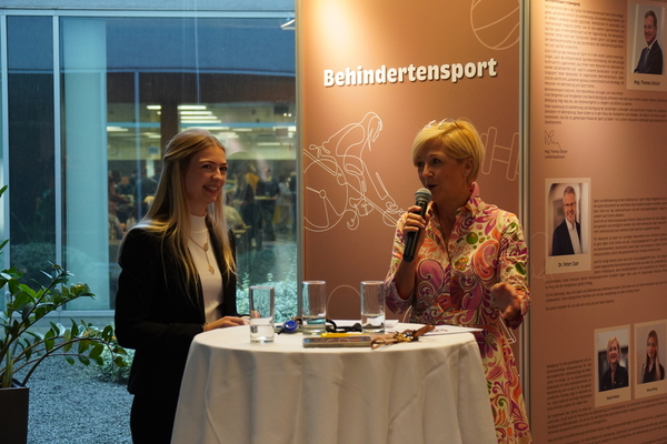 Kuratorinnen der Ausstellung (Nina König, Assistentin und Heidi Bräuer, Vorsitzende des Oö. Monitoringausschusses)