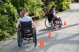 Kinder in einem Rollstuhl