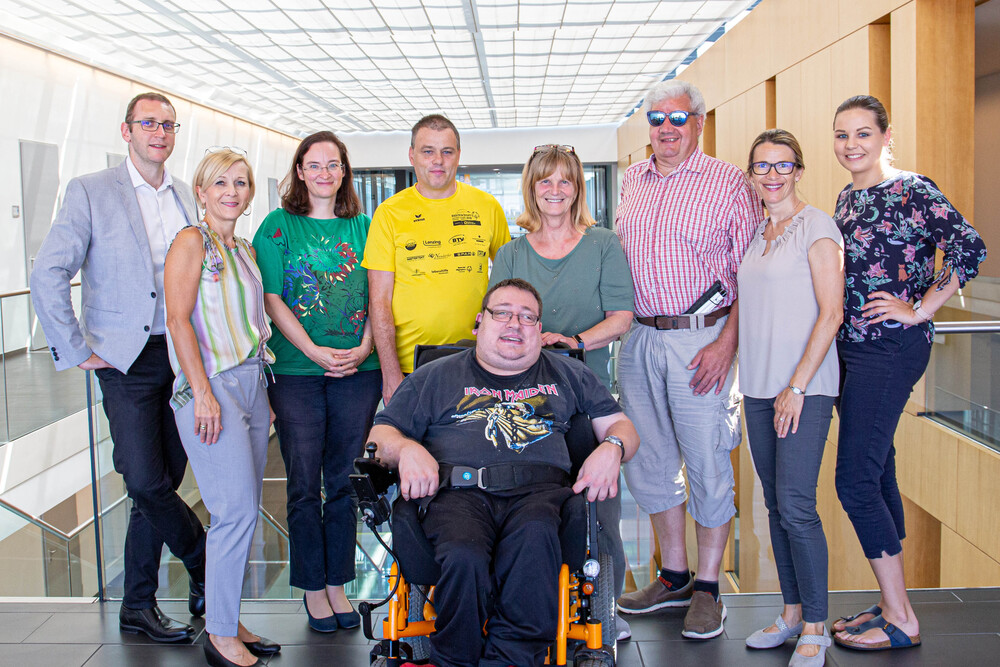 Gruppenfoto Oö. Monitoringausschuss im Foyer des Landesdienstleistungszentrums