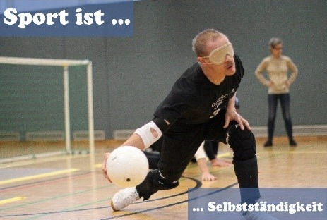 Eine blinde Person spielt Goalball. Auf dem Foto steht 