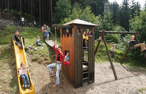 Spielplatz bei der Adalbert-Stifter-Herberge mit Kindern 