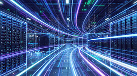 Digitale Datenautobahn: Ein futuristischer Gang in einem Datencenter leuchtet in blauen und violetten Lichtstreifen, die den Informationsfluss und Hochgeschwindigkeitsverbindungen symbolisieren.