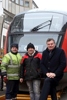 LR Steinkellner und Roland Walzl, LKW-Fahrer Fa. Prangl sowie Harald Schöppl, Fa. Schöppl (Begleitfirma), bei der Verladung auf dem Mühlkreisbahnhof in Urfahr