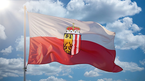 wehende Oberösterreich Fahne mit Landeswappen darauf
