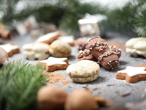 Weihnachtskekse und Tannenzweige