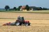 Ein Traktor auf einem abgeernteten Getreidefeld in Neuhofen - Schiedlberg