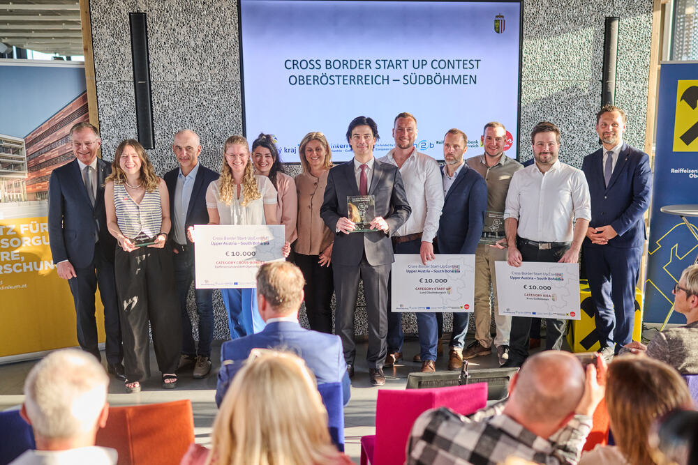 LH Stelzer (1.v.l.), KH Kuba (3.v.l.) und Landesamtsdirektor Thomas Schäffer (1.v.r.) mit den Sponsorenvertretern sowie den Preisträgerinnen und Preisträgern 