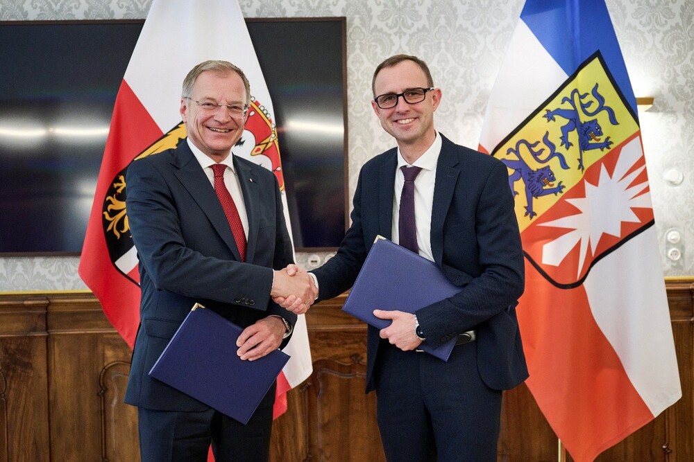 LH Stelzer und der Chef der Staatskanzlei Schleswig-Holstein Dirk Schrödter nach der Abkommensunterzeichnung 