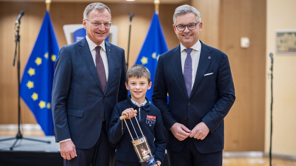 LH Stelzer bei der Übergabe des Friedenslichtes an EUK Brunner