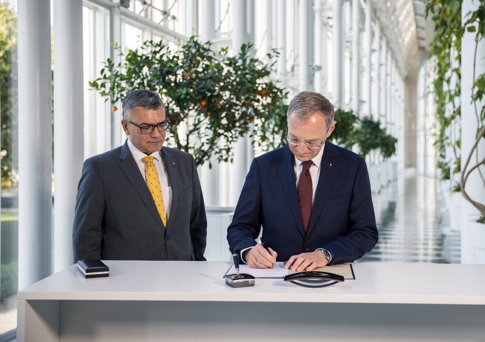 StM Herrmann und LH Stelzer bei der Unterzeichnung der Kooperationsvereinbarung