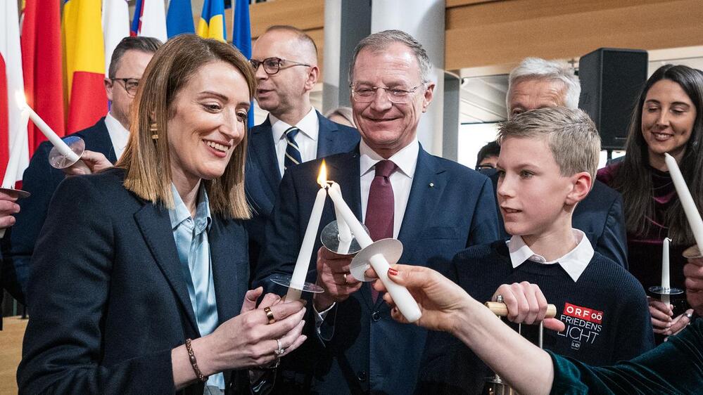 LH Stelzer und Friedenslichtkind Florian übergeben das Friedenslicht an EUPP Metsola und Mitglieder des EU-Parlaments