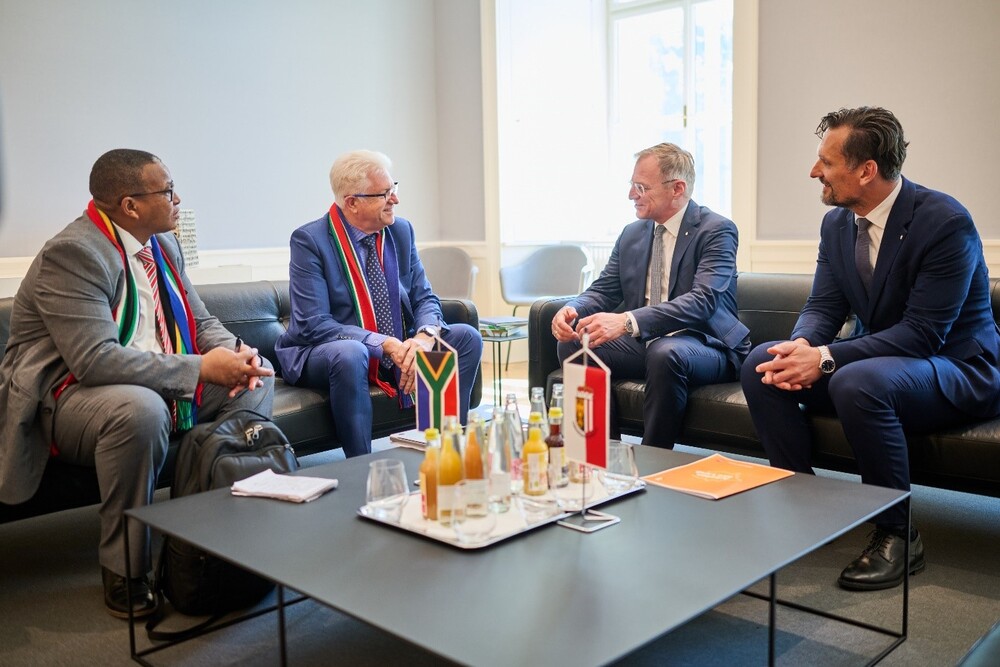 LH Stelzer und LAD Schäffer im Gespräch mit PM Wilde (2.v.l.) und AD Malila (1.v.l.)
