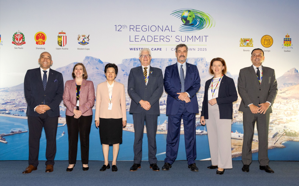 LR Langer-Weninger (2.v.r.) im Kreise der Delegierten (Quelle: Land OÖ)