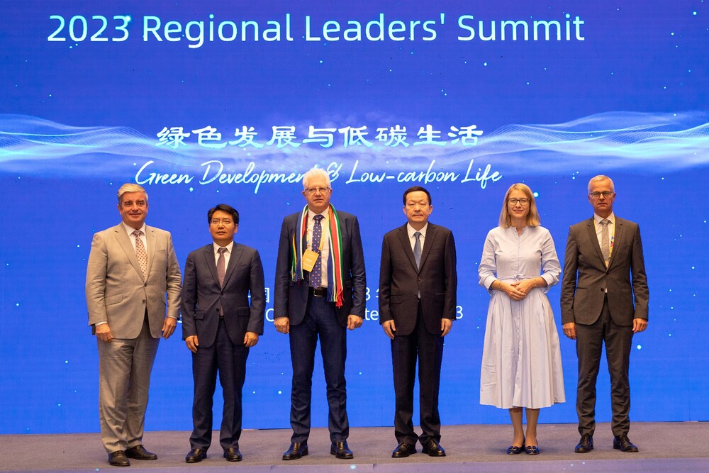 Die Regierungsvertreter der sieben „Power-Regionen“ – v.l.n.r.: Alain Sans Cartier, stv. Minister für Internationale Beziehungen aus Québec; Deng Yunfeng,Vize-Gouverneur von Shandong; Alan Winde, Premier Minister Westkap; Zhou Naixiang, Gouverneur von Shandong; LH-Stv. Haberlander; Rainer Hutka, Generaldirektor der bayrischen Staatskanzlei