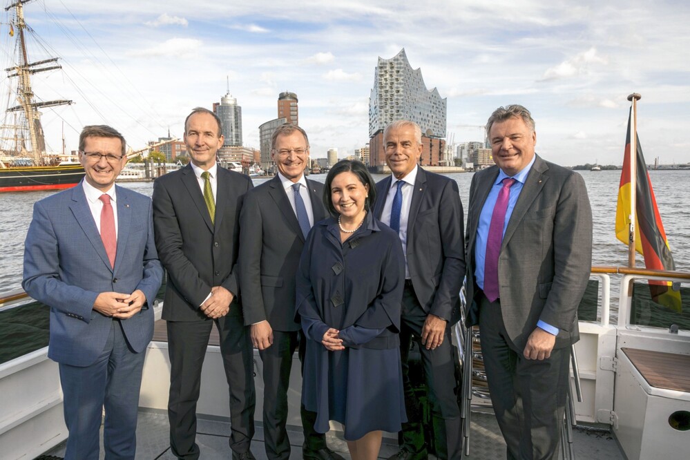 Austausch in Hamburg: Wirtschaftslandesrat Markus Achleitner, Jens Hansen (HHLA), Landeshauptmann Thomas Stelzer, Stefanie Christina Huber (Vorstandsvorsitzende Sparkasse OÖ), Herbert Walzhofer (Vorstandsdirektor Sparkasse OÖ) und Infrastrukturlandesrat Günther Steinkellner (v.l.n.r.)