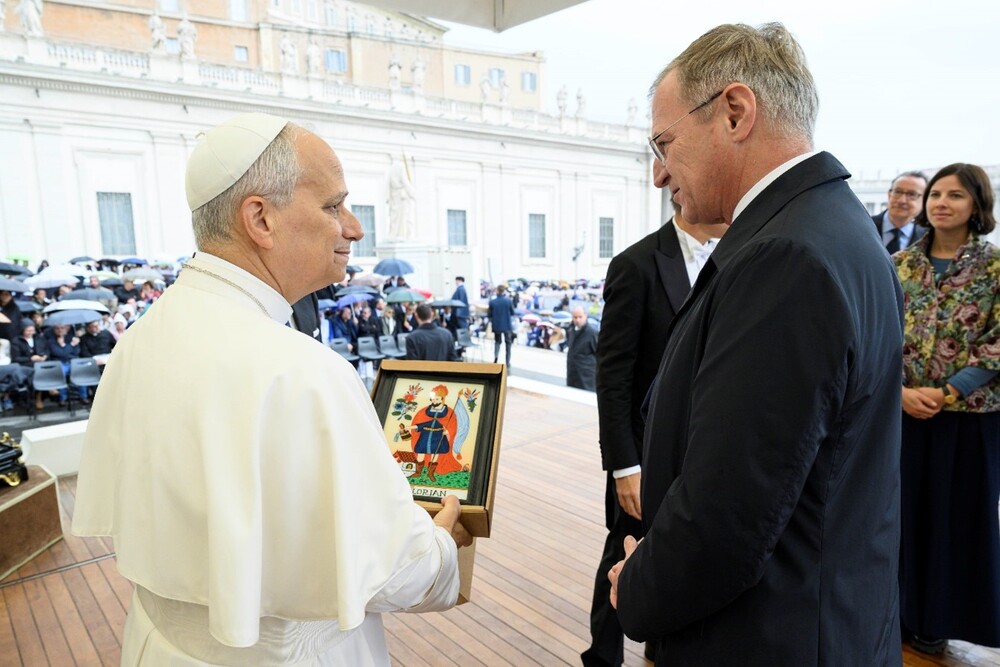 LH Stelzer überreicht Papst Leo XIV eine Hinterglasmalerei aus Sandl