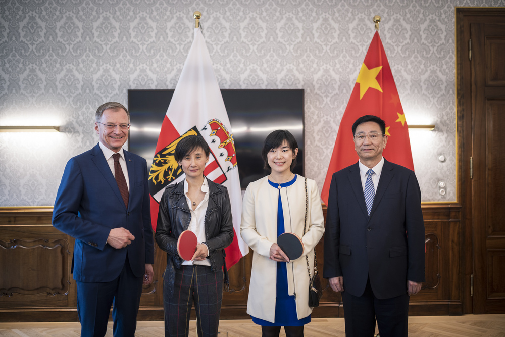 v.l.n.r. LH Thomas Stelzer, „Susi“ Liu Jia (sechsfache Olympiateilnehmerin und mehrfache österreichische Tischtennis-Staatsmeisterin), Liu Yuan (amtierende österreichische Tischtennis-Staatsmeisterin) und Vizegouverneur Bai Yugang