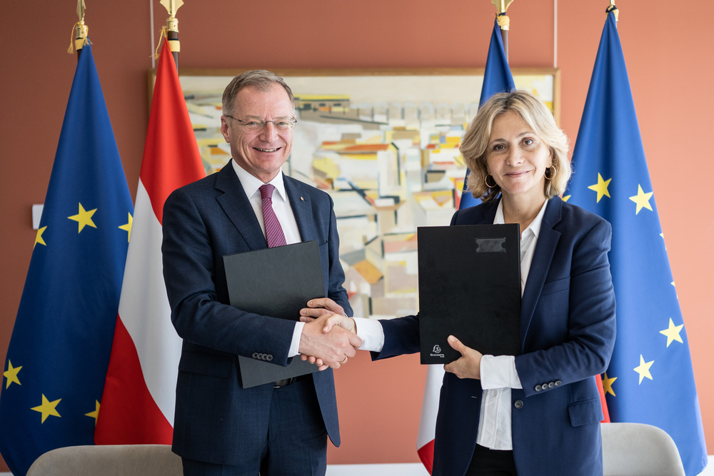 LH Stelzer und Regionalpräsidentin Pécresse nach der Unterzeichnung des Abkommens