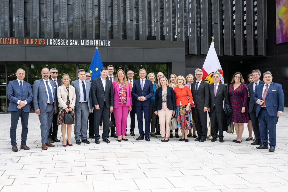 LH Stelzer mit den diplomatischen Gästen vor dem Linzer Musiktheater