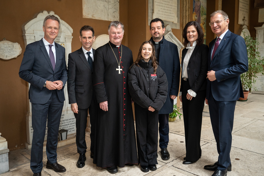 v.r.n.l.: LH Thomas Stelzer mit Gattin Bettina, Pater Branko Jurić , Friedenslichtkind Sarah, Bischof Manfred Scheuer, Botschafter Marcus Bergmann, ORF-Landesdirektor Klaus Obereder 