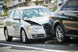 Autounfall auf einer Straße - zwei kaputte Autos