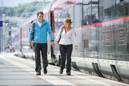 Glückliches Paar auf Bahngleis neben Zug